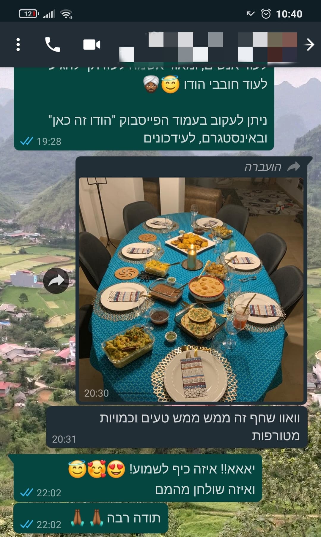 שולחן שמונה ערוך לערב חגיגי עם מנות הודיות, מפה טורקיז