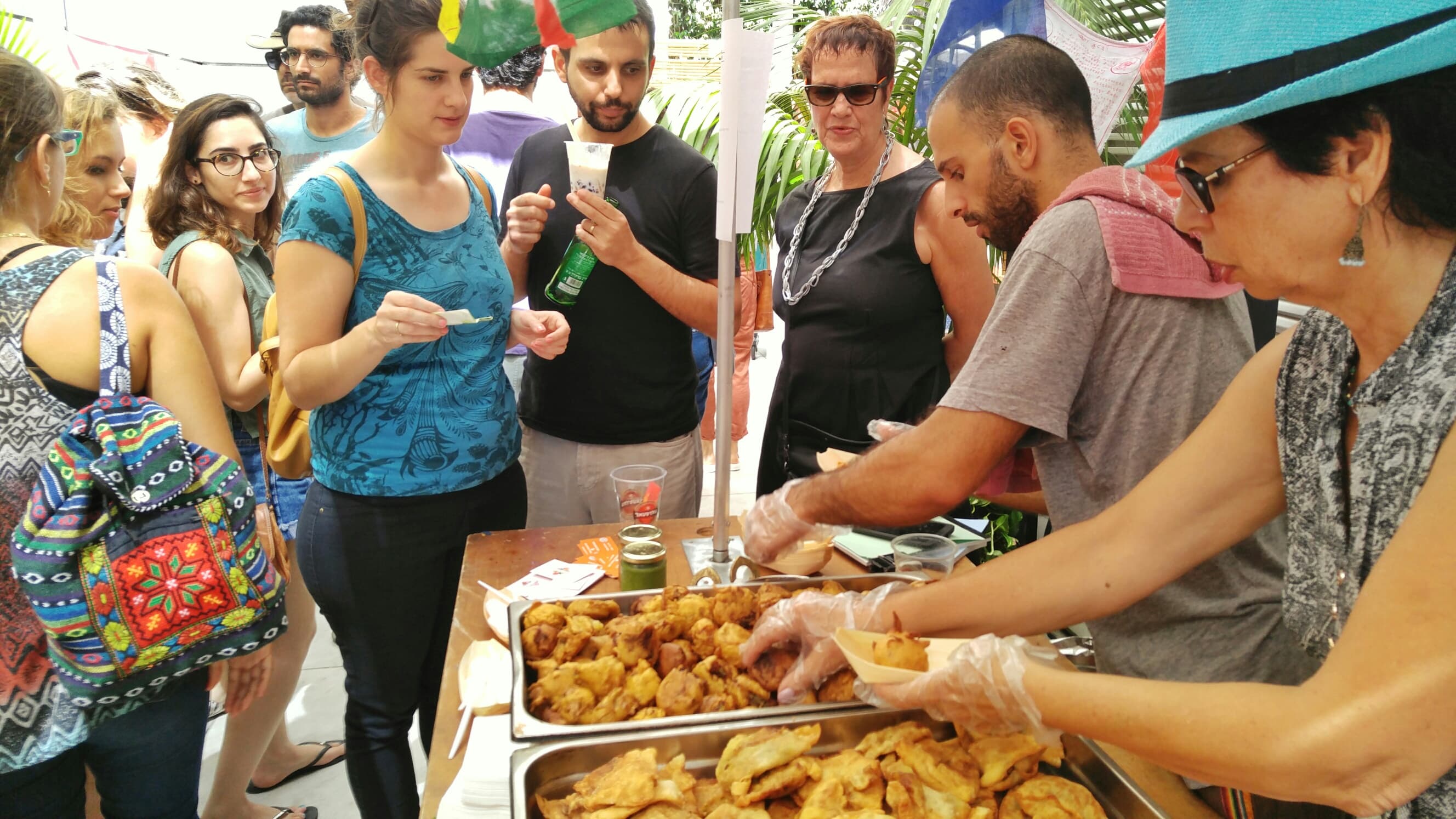 שחף מסביר לקבוצה על תבלינים