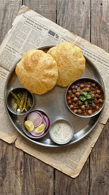 Chole Bhature מושלם: המתכון המדויק לצ'ולה עשיר ולחם שמתנפח (טכניקה לפני מזל)